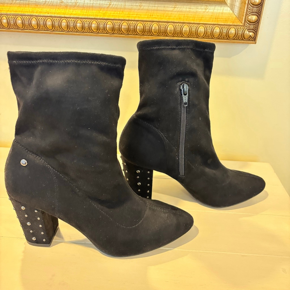 Simply Vera Black Faux Suede Ankle Booties with Silver Studs Size 7.5 3in heel